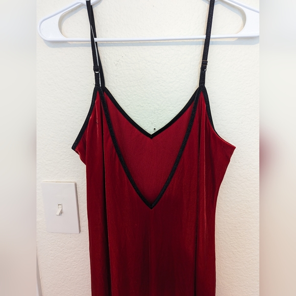 Red velvet dress. - Picture 2 of 9